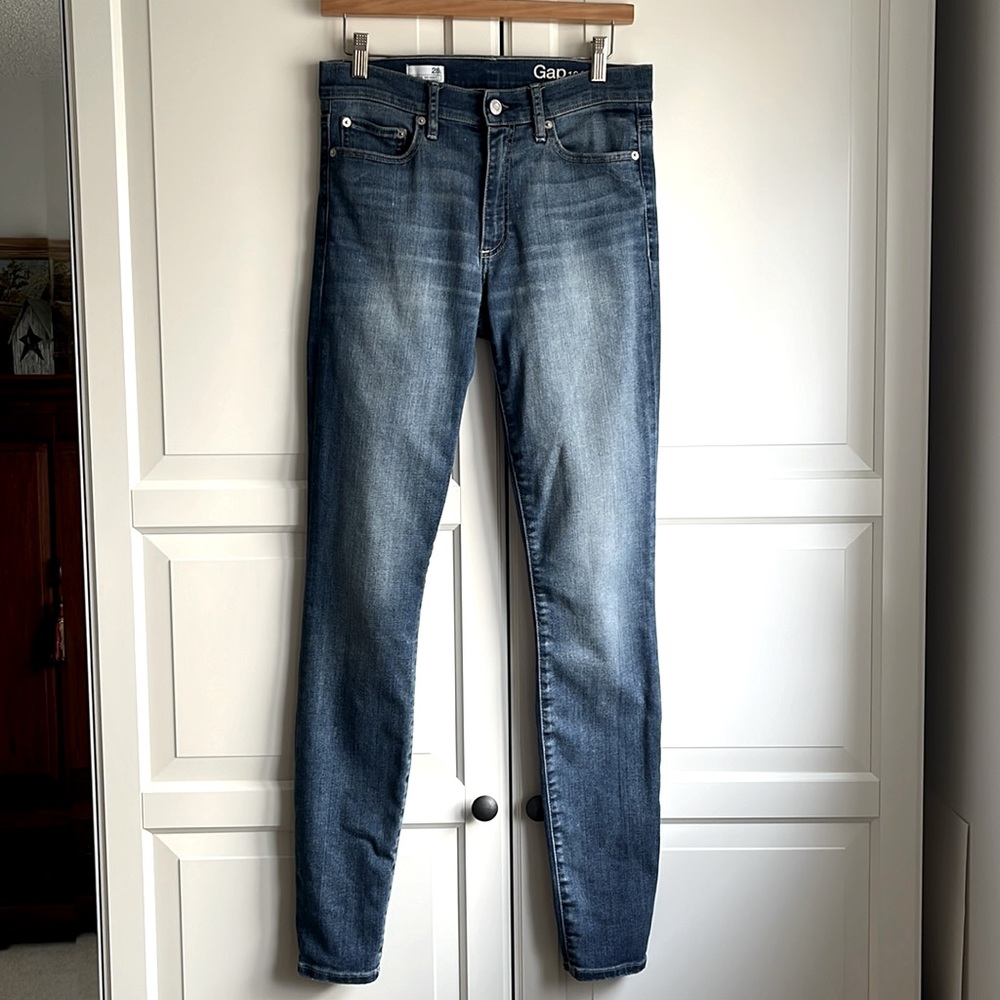 Gap 1969 brand True Skinny midrise jeans. Size US 28 Long